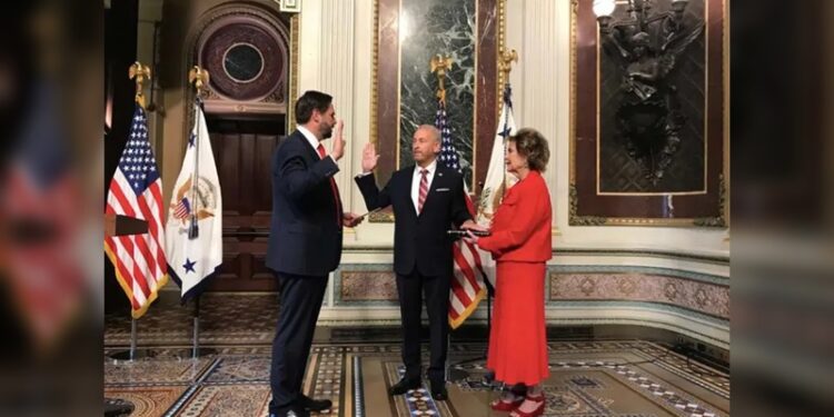 Ronald Johnson toma protesta como embajador de EU en México