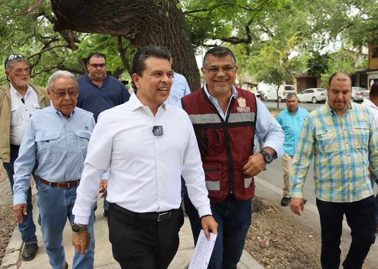 Supervisa alcalde avance de reparación de puente peatonal