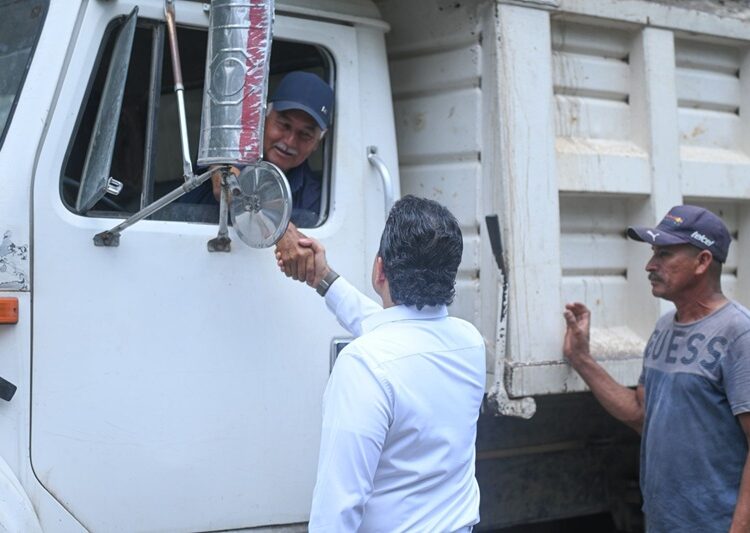Supervisa alcalde avance de reparación de puente peatonal