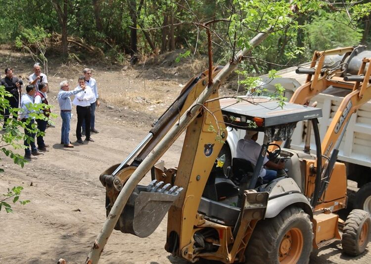 Supervisa alcalde avance de reparación de puente peatonal