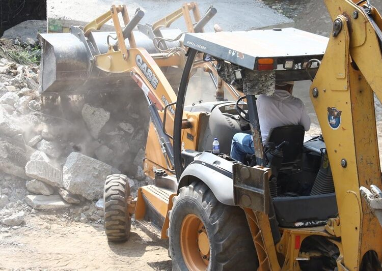 Supervisa alcalde avance de reparación de puente peatonal