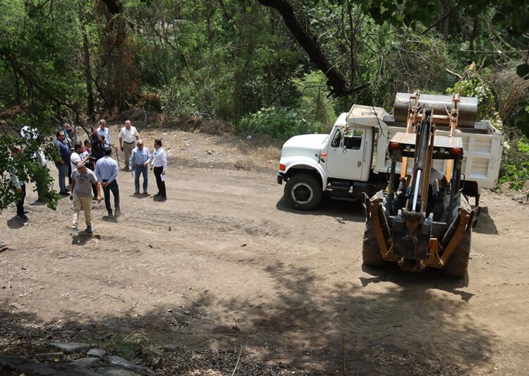 Supervisa alcalde avance de reparación de puente peatonal