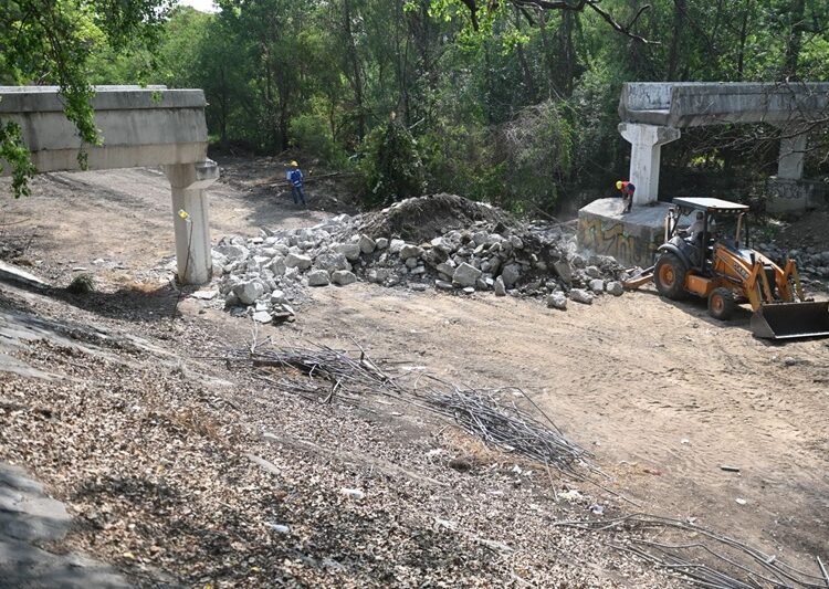 Supervisa alcalde avance de reparación de puente peatonal