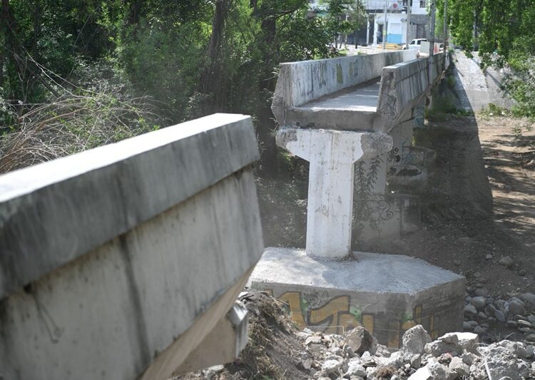 Supervisa alcalde avance de reparación de puente peatonal