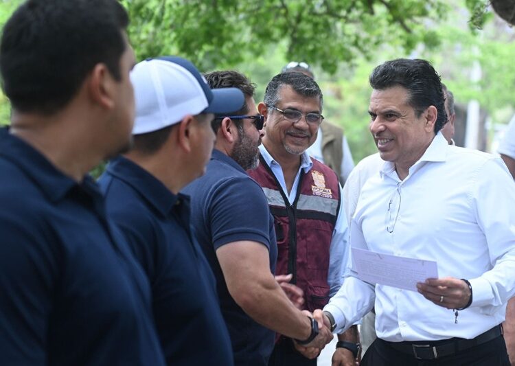 Supervisa alcalde avance de reparación de puente peatonal