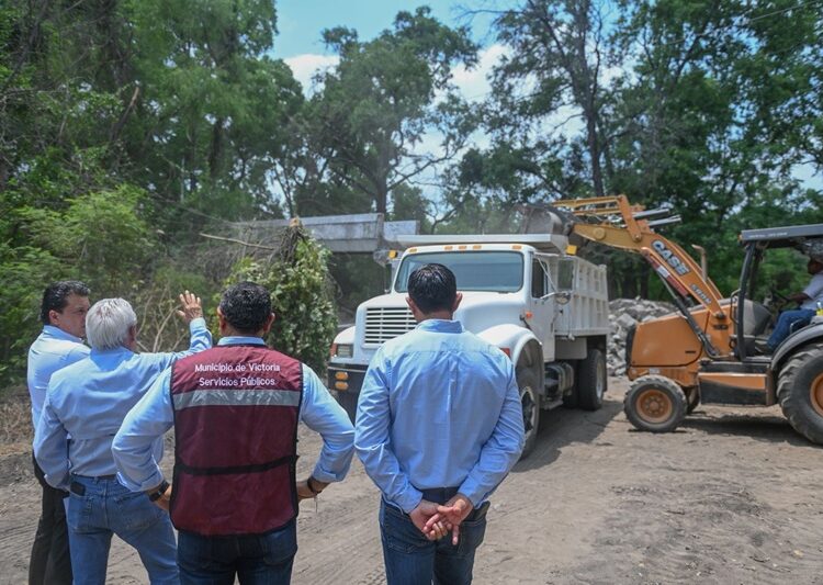 Supervisa alcalde avance de reparación de puente peatonal