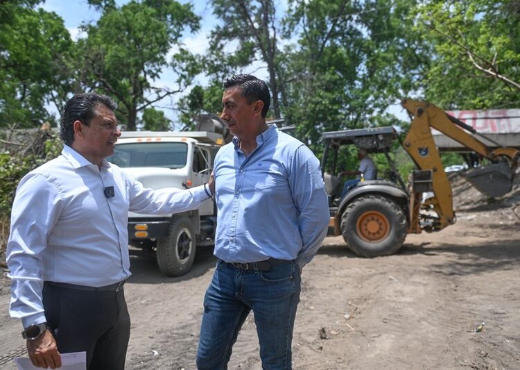 Supervisa alcalde avance de reparación de puente peatonal