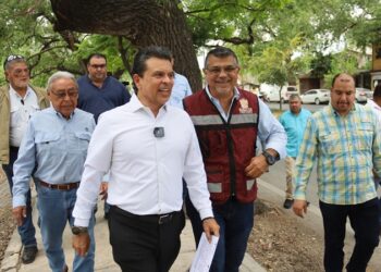 Supervisa alcalde avance de reparación de puente peatonal