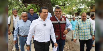 Supervisa alcalde avance de reparación de puente peatonal