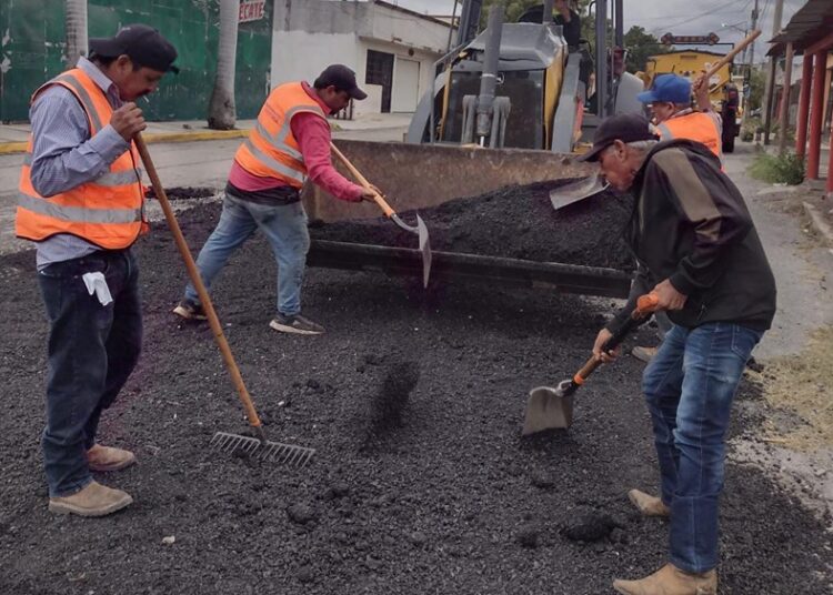 Tras lluvias activa Municipio plan de bacheo intenso