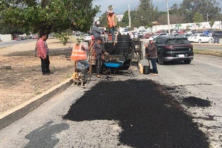 Tras lluvias activa Municipio plan de bacheo intenso