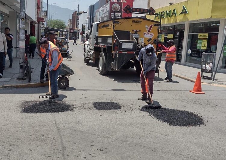 Tras lluvias activa Municipio plan de bacheo intenso
