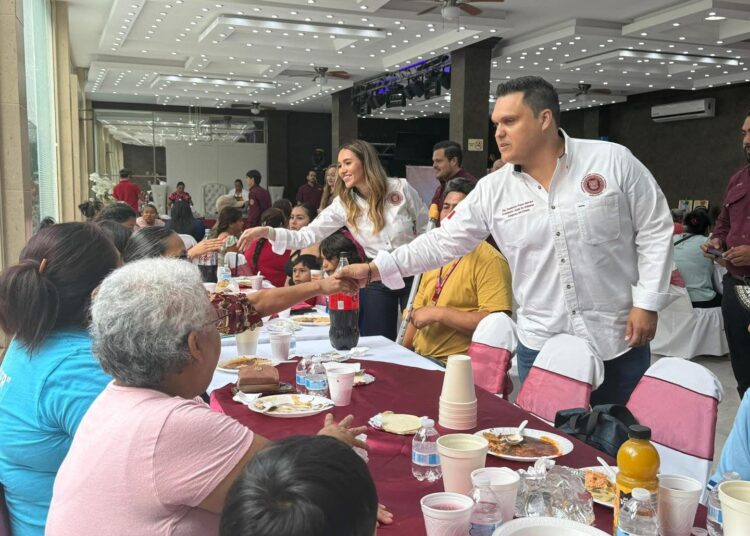 Conviven Humberto Prieto y mamás del distrito 7, reconociéndolas como pilar de las familias