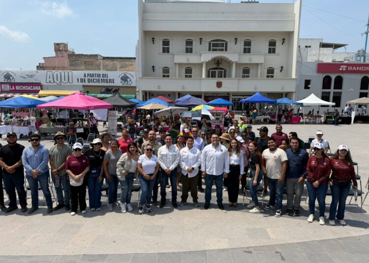 Conviven Humberto Prieto y mamás del distrito 7, reconociéndolas como pilar de las familias