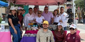 Conviven Humberto Prieto y mamás del distrito 7, reconociéndolas como pilar de las familias