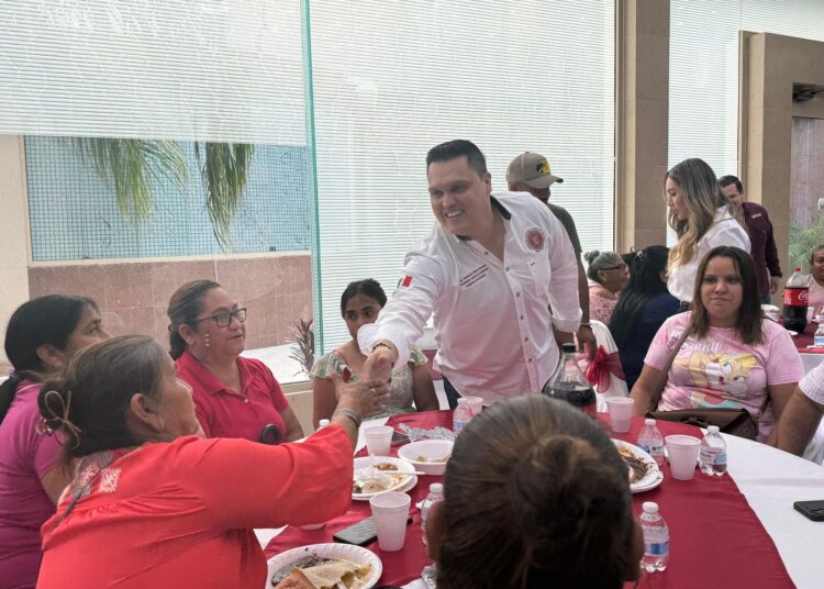 Conviven Humberto Prieto y mamás del distrito 7, reconociéndolas como pilar de las familias