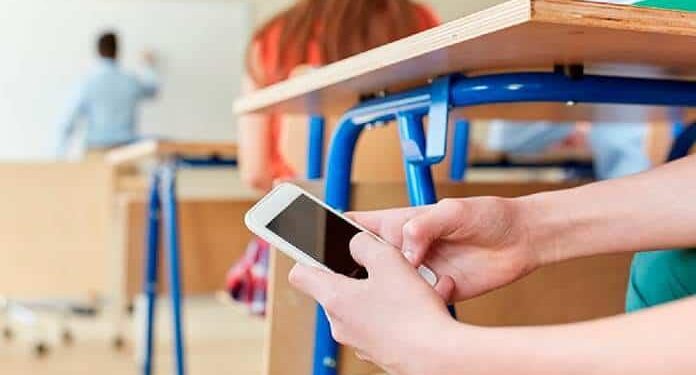 Prohíben diputados uso del celular en escuelas de Tamaulipas