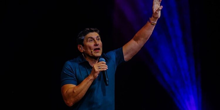 «Los mexicanos somos felices»: César Lozano