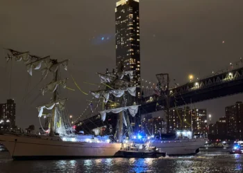 Choca Buque mexicano Cuauhtémoc contra Puente de Brooklyn
