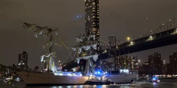 Choca Buque mexicano Cuauhtémoc contra Puente de Brooklyn