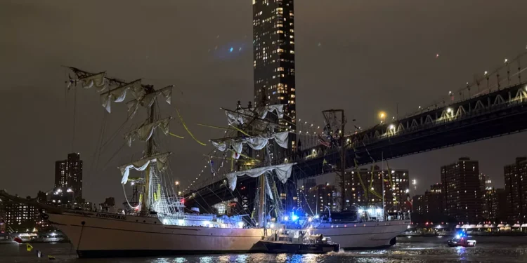 Choca Buque mexicano Cuauhtémoc contra Puente de Brooklyn