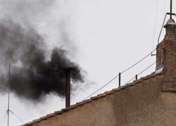 Humo negro, tras la primera votación para elegir al nuevo Papa