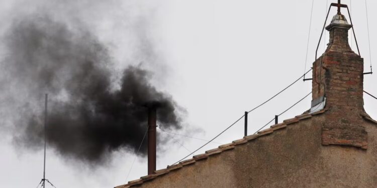 Humo negro, tras la primera votación para elegir al nuevo Papa