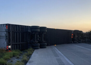 Por dormitada del chofer, vuelca tráiler en la Monterrey-Nuevo Laredo