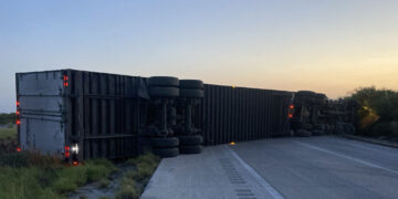 Por dormitada del chofer, vuelca tráiler en la Monterrey-Nuevo Laredo