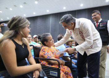 Entrega Américo Tarjetas del Bienestar a personas con discapacidad