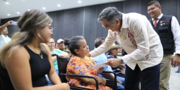 Entrega Américo Tarjetas del Bienestar a personas con discapacidad