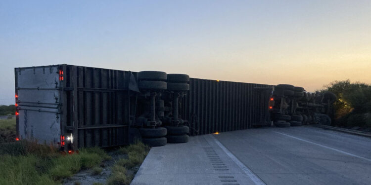 Por dormitada del chofer, vuelca tráiler en la Monterrey-Nuevo Laredo