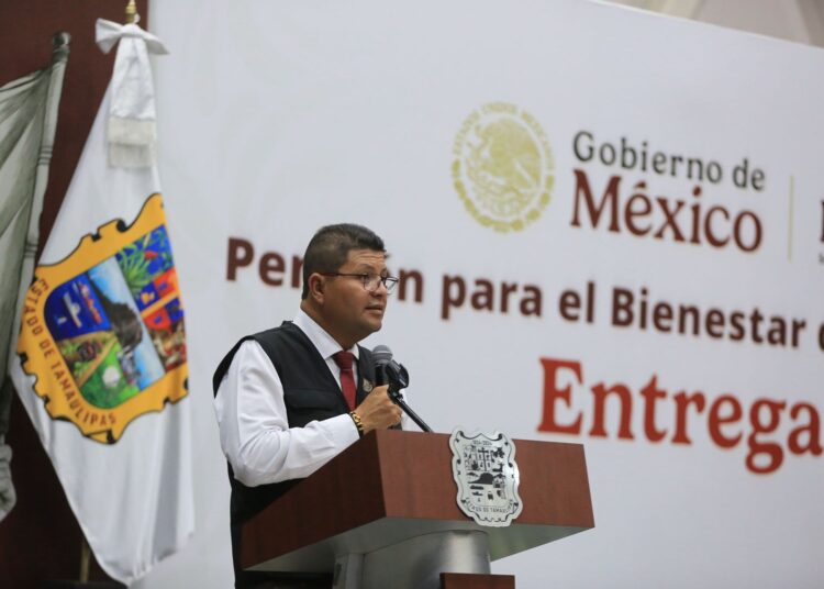 Entrega Américo Tarjetas del Bienestar a personas con discapacidad