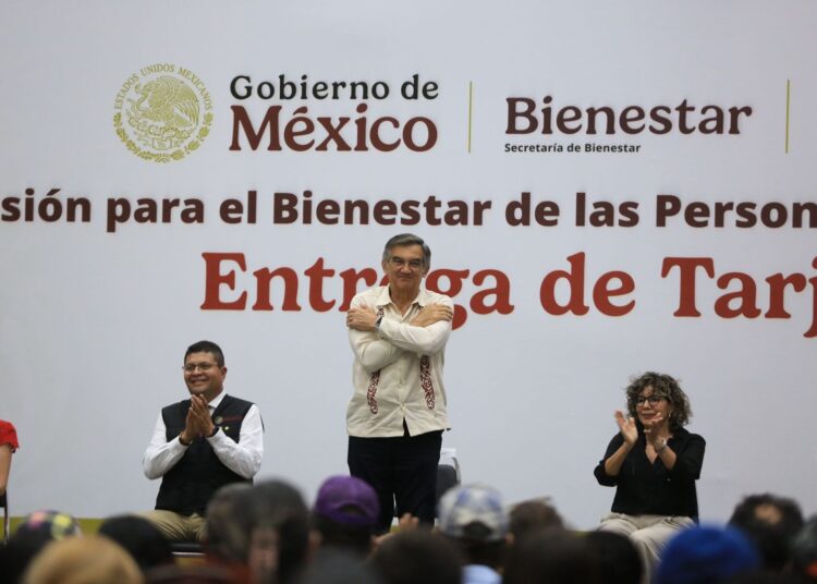 Entrega Américo Tarjetas del Bienestar a personas con discapacidad