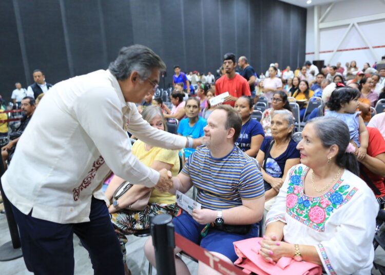 Entrega Américo Tarjetas del Bienestar a personas con discapacidad