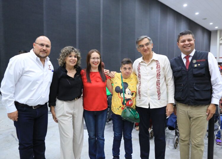 Entrega Américo Tarjetas del Bienestar a personas con discapacidad