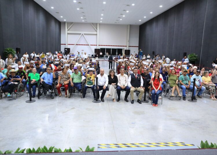 Entrega Américo Tarjetas del Bienestar a personas con discapacidad