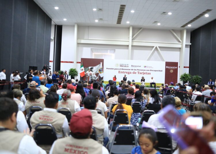 Entrega Américo Tarjetas del Bienestar a personas con discapacidad