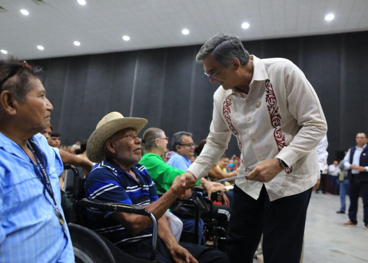 Entrega Américo Tarjetas del Bienestar a personas con discapacidad