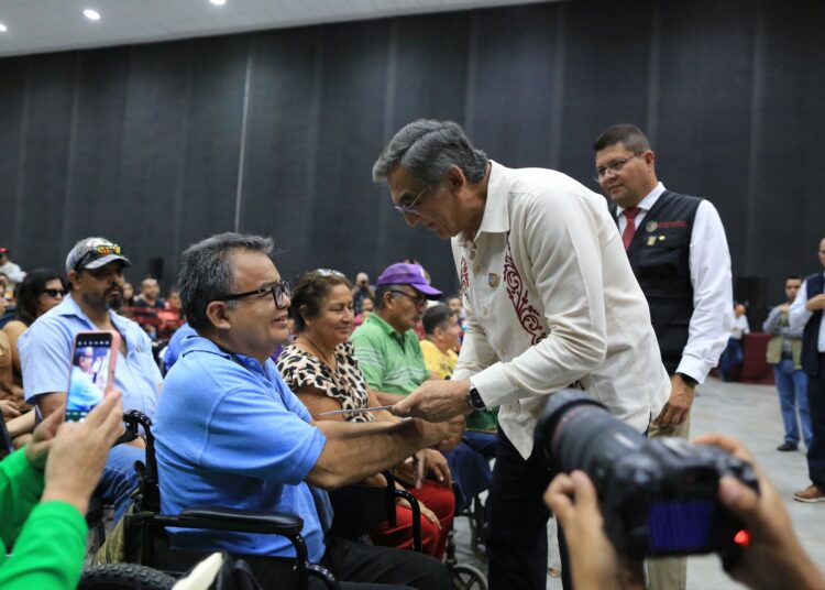 Entrega Américo Tarjetas del Bienestar a personas con discapacidad