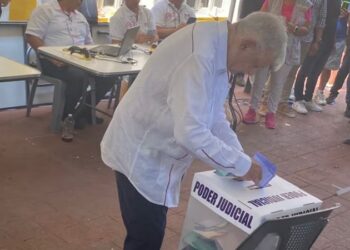 “¡Viva la democracia!”: Claudia Sheinbaum vota en elección judicial