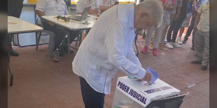 “¡Viva la democracia!”: Claudia Sheinbaum vota en elección judicial