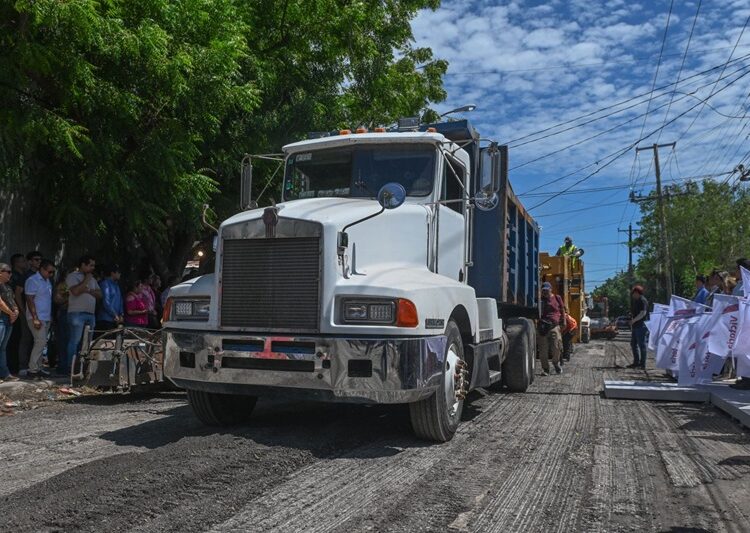 Alcalde Lalo Gattás da banderazo a dos obras más de pavimentación