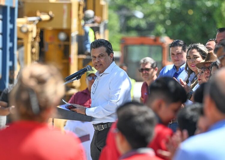 Alcalde Lalo Gattás da banderazo a dos obras más de pavimentación