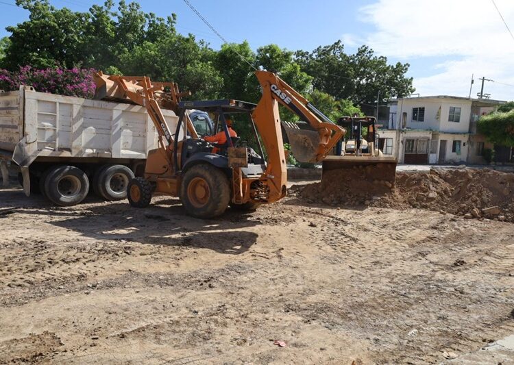 Alcalde Lalo Gattás da banderazo a dos obras más de pavimentación
