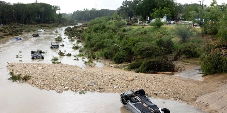 Aumentan a 11 muertos por fuertes lluvias en San Antonio
