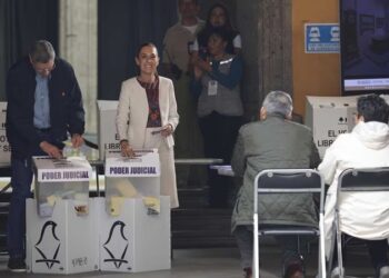 “¡Viva la democracia!”: Claudia Sheinbaum vota en elección judicial