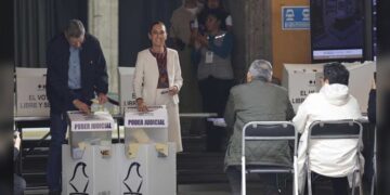 “¡Viva la democracia!”: Claudia Sheinbaum vota en elección judicial