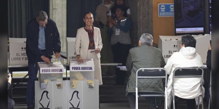 “¡Viva la democracia!”: Claudia Sheinbaum vota en elección judicial