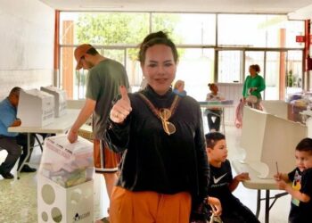 Carmen Lilia acude a votar en la elección del Poder Judicial